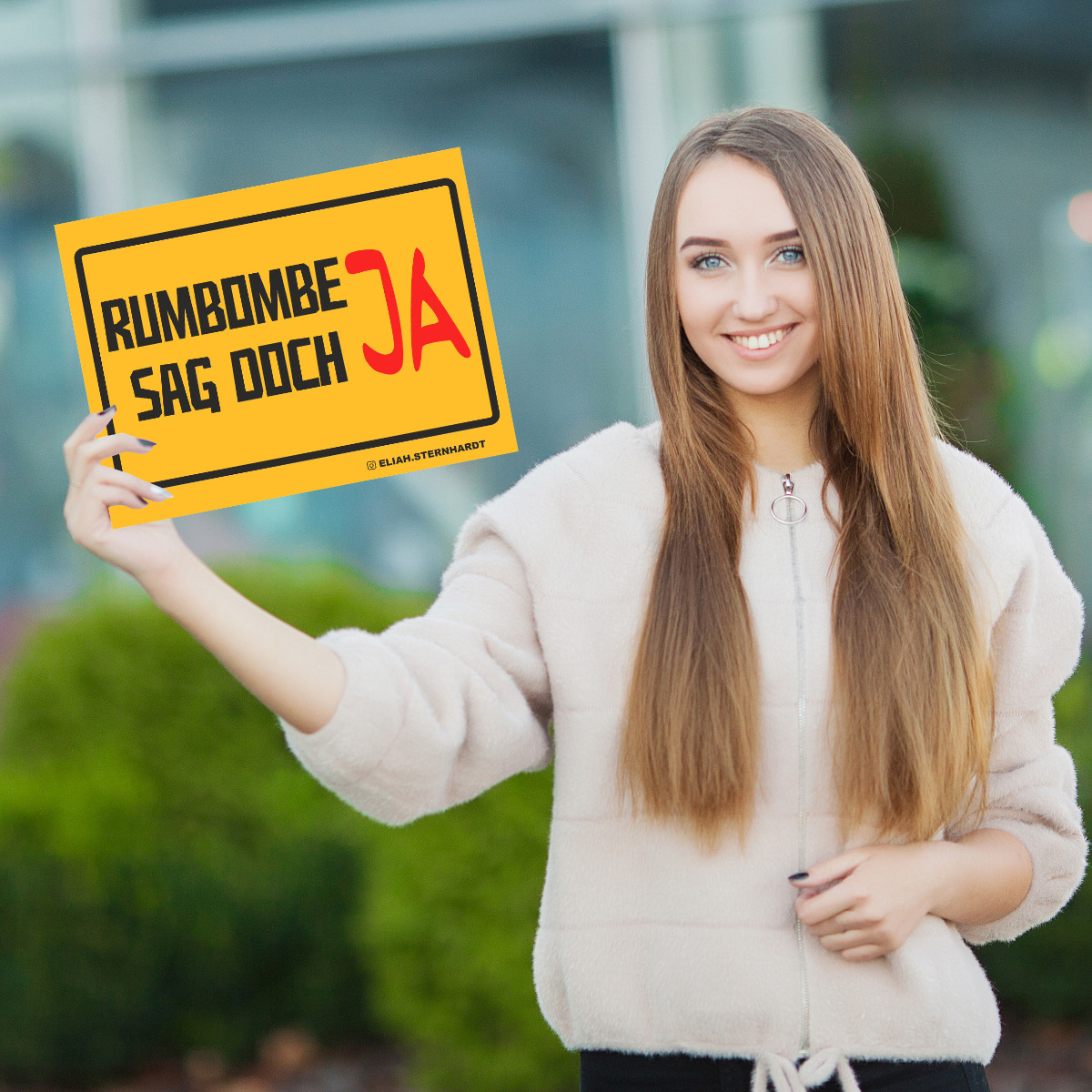 Schild "RUMBOMBE SAG DOCH JA"